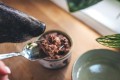 Lunderland Pure Meat konina chuda - zdjęcie lifestylowe z porcją na łyżeczce