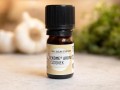 Czosnek olejek eteryczny Ekome® 5 ml - butelka z czosnkiem i zielonym akcentem