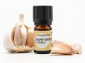 Czosnek olejek eteryczny Ekome® 5 ml - butelka z ząbkami czosnku na jasnym tle