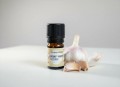 Czosnek olejek eteryczny Ekome® 5 ml - kompozycja z czosnkiem na jasnym tle