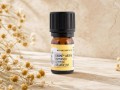 Rumianek rzymski organiczny olejek eteryczny Ekome® 5 ml - buteleczka wśród suszonych kwiatów rumianku