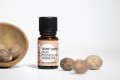 Gałka muszkatołowa organiczny olejek eteryczny Ekome® 10 ml - buteleczka w aromatycznej aranżacji