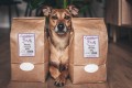 Pies między dwoma opakowaniami błonnika naturalnego Lunderland 800 g