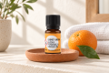 Organiczny olejek eteryczny Słodka Pomarańcza Ekome® w jasnej aranżacji wellness
