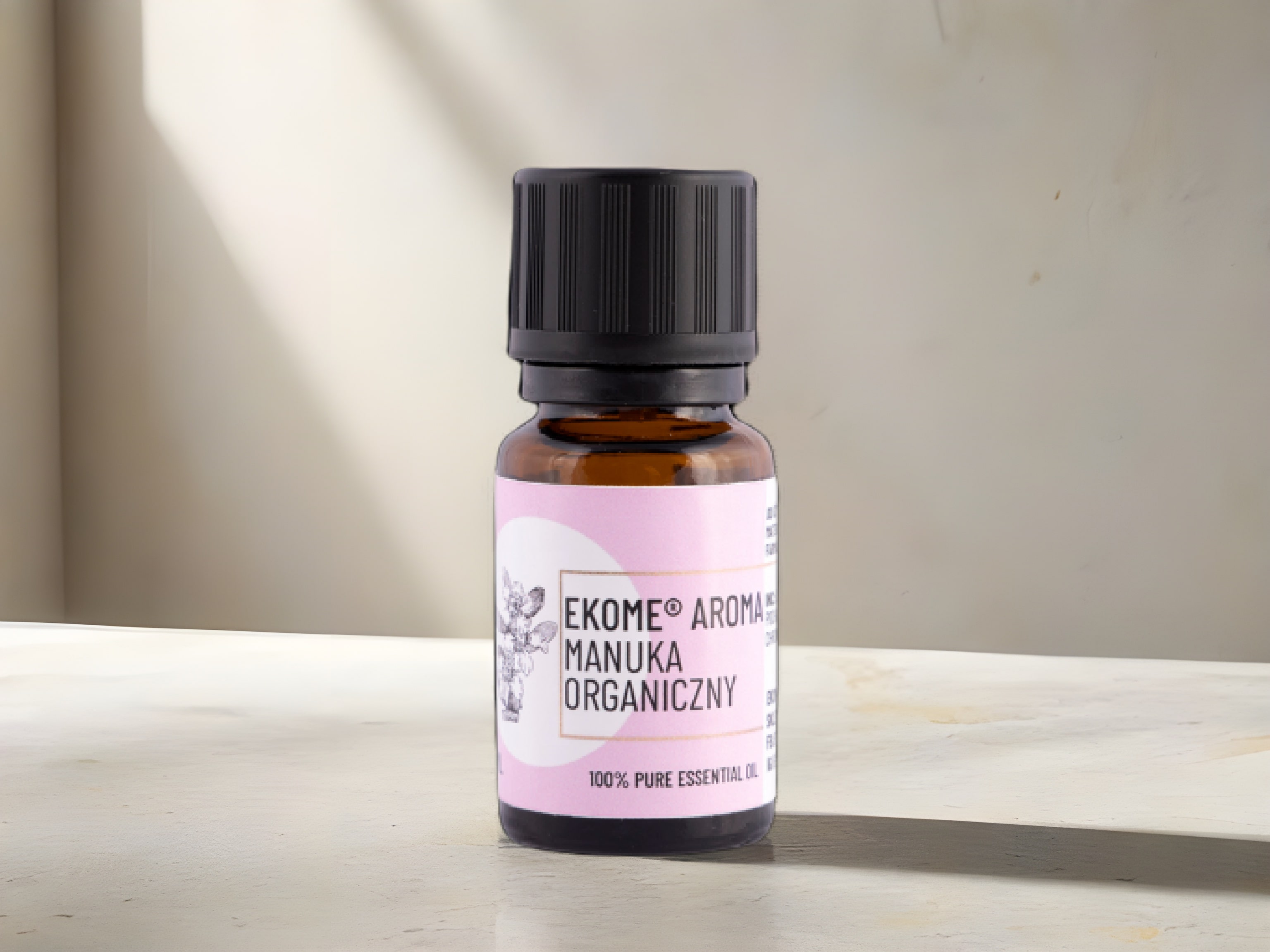 Ekome organiczny olejek eteryczny Manuka 10 ml – naturalny olejek na skórę i infekcje, do aromaterapii i pielęgnacji, buteleczka z różową etykietą w świetle dziennym