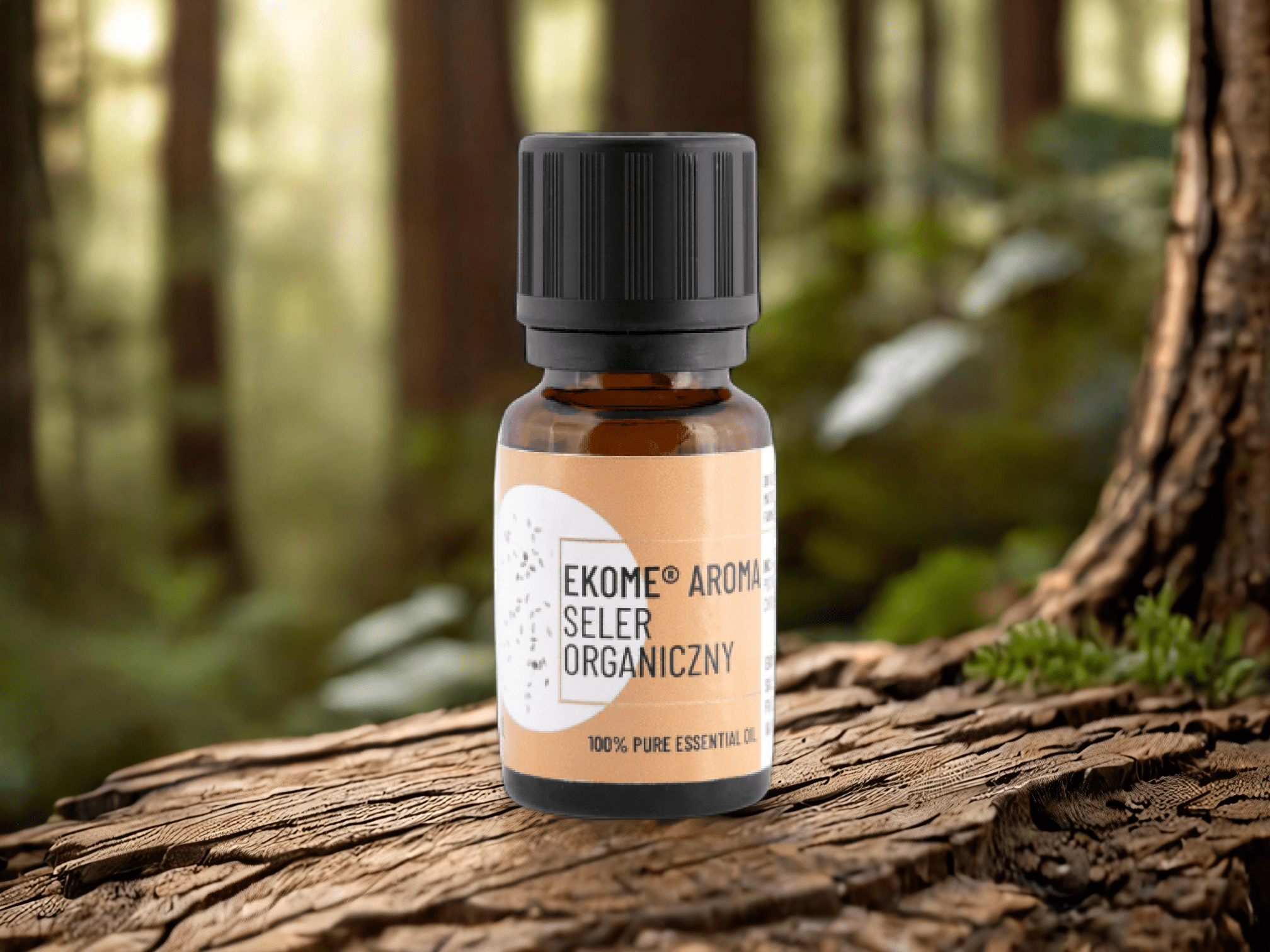 Butelka organicznego olejku eterycznego z nasion selera Ekome® Aroma ustawiona na drewnianym pniu w lesie, otoczona zielenią i naturalnym otoczeniem.