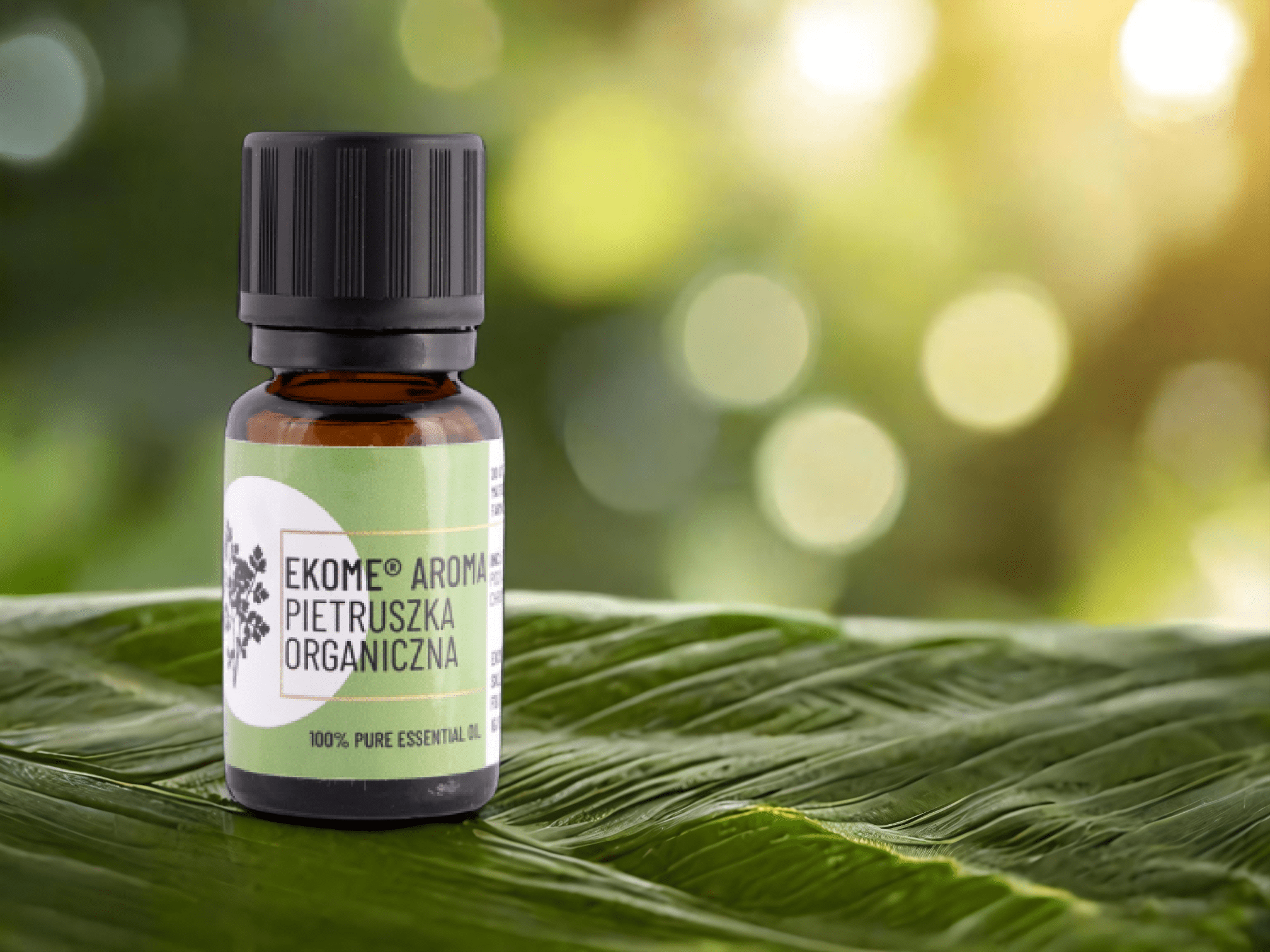 Ekome Organiczny Olejek Eteryczny z Nasion Pietruszki na liściu w naturalnym otoczeniu