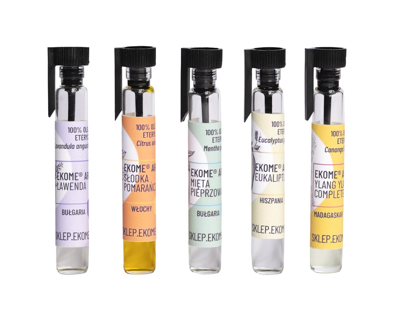 Pięć butelek 100% olejków eterycznych Ekome Aroma, z etykietami wskazującymi lawendę z Bułgarii, słodką pomarańczę z Włoch, miętę pieprzową z Bułgarii, eukaliptus z Hiszpanii i ylang-ylang z Madagaskaru, ustawionych obok siebie.
