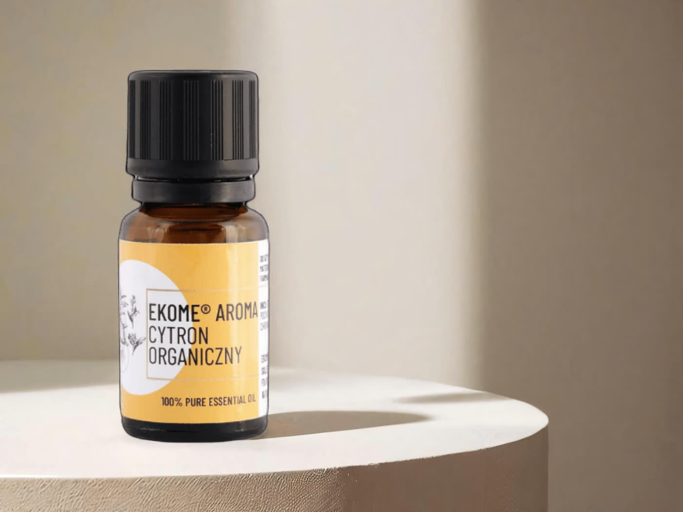 Organiczny olejek eteryczny z cytronu marki EKOME, 100% czysty, w szklanej butelce o pojemności 10 ml, ustawiony na minimalistycznym, jasnym tle.