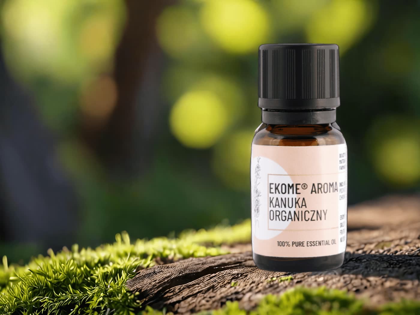 Butelka organicznego olejku eterycznego Kanuka marki Ekome® stojąca na drewnianym podłożu wśród zielonych mchów i rozmytego tła leśnego, tworzącego naturalną, uspokajającą scenerię.
