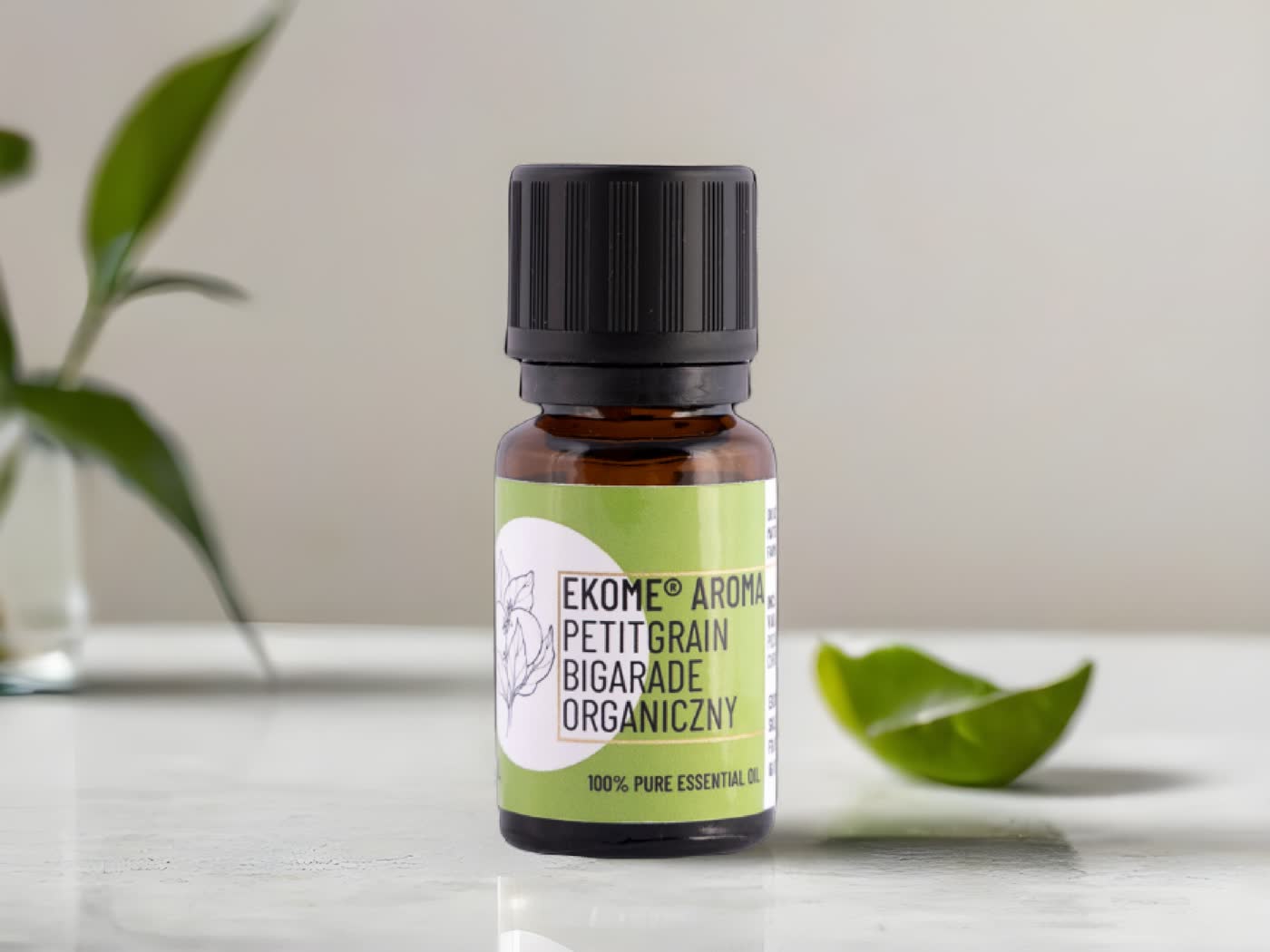 Ekome organiczny olejek eteryczny Petitgrain Bigarade 10 ml – naturalny olejek na stres, bezsenność i do aromaterapii, brązowa buteleczka z zieloną etykietą i liśćmi w tle