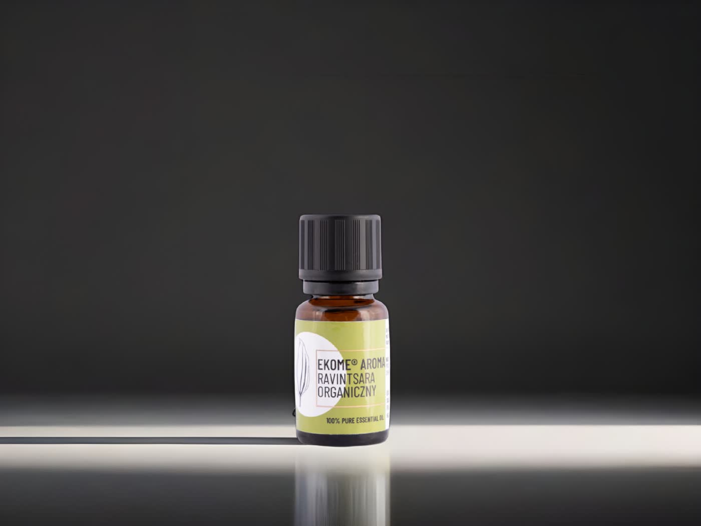 Ekome Ravintsara organiczny olejek eteryczny 10 ml – naturalny olejek na odporność i do aromaterapii, buteleczka na ciemnym tle