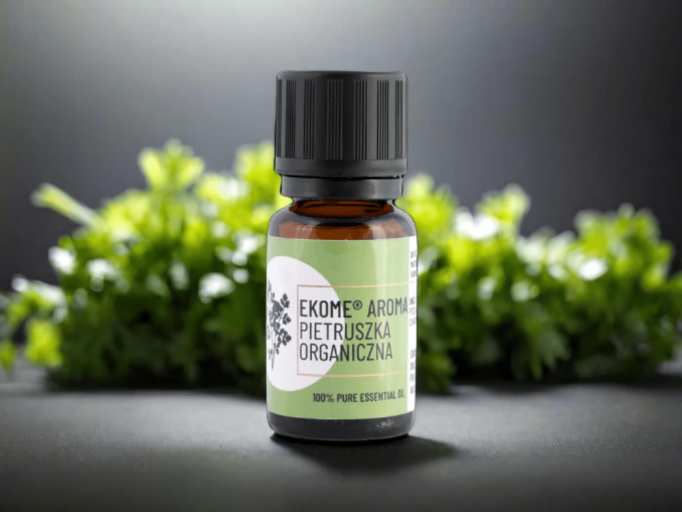 Ekome Organiczny Olejek Eteryczny z Nasion Pietruszki na tle świeżej pietruszki