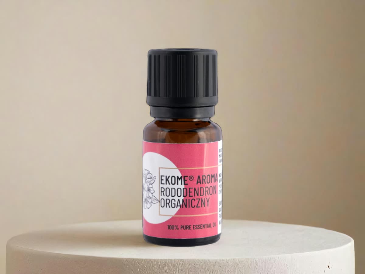 Butelka organicznego olejku eterycznego Ekome® Rododendron ustawiona na gładkim, beżowym postumencie – eleganckie ujęcie w stylu minimalistycznym, podkreślające czystość i naturalność produktu.