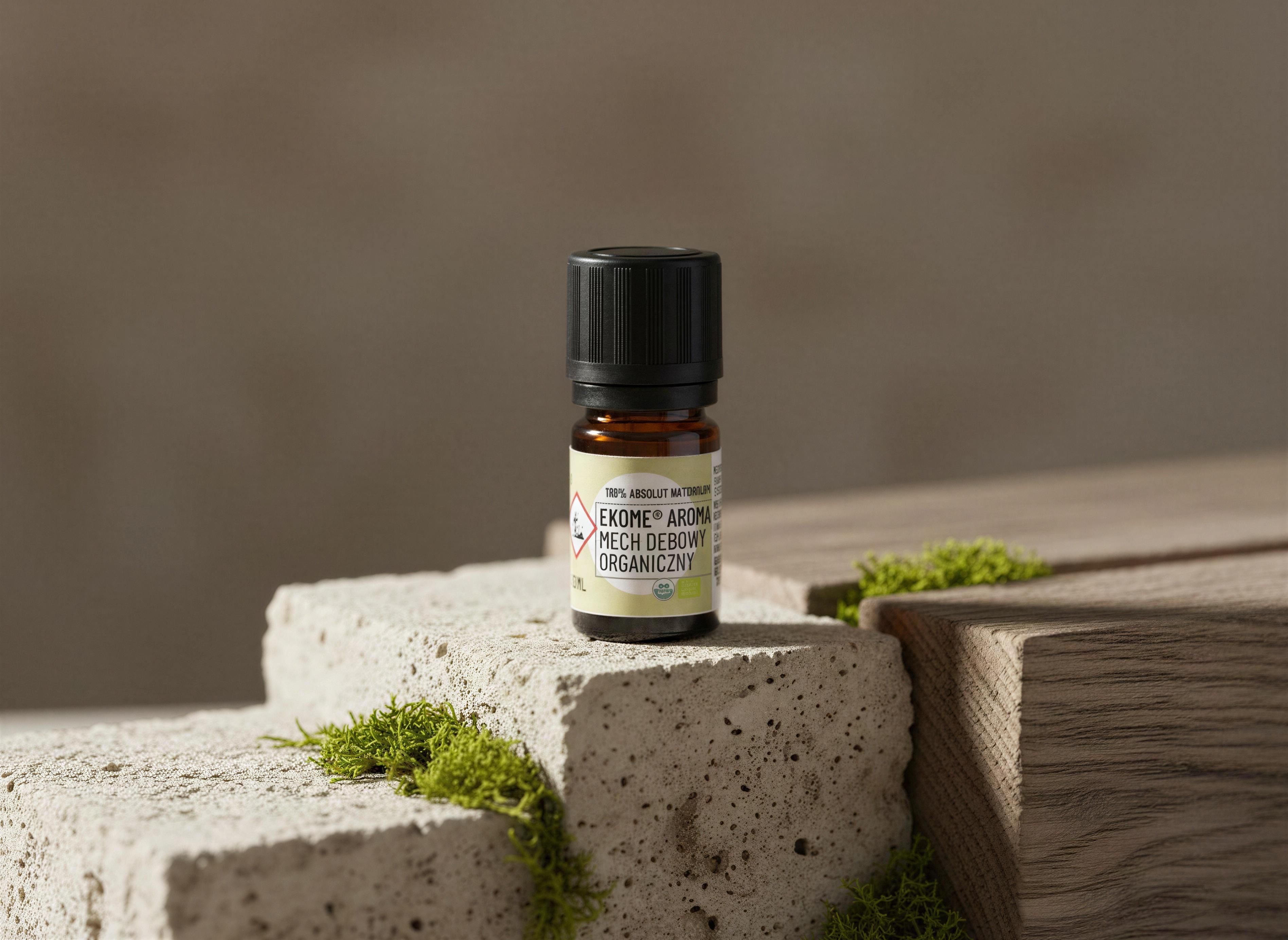 Mech dębowy organiczny absolut Ekome® 5 ml - buteleczka produktu na kamiennych bloczkach z mchem