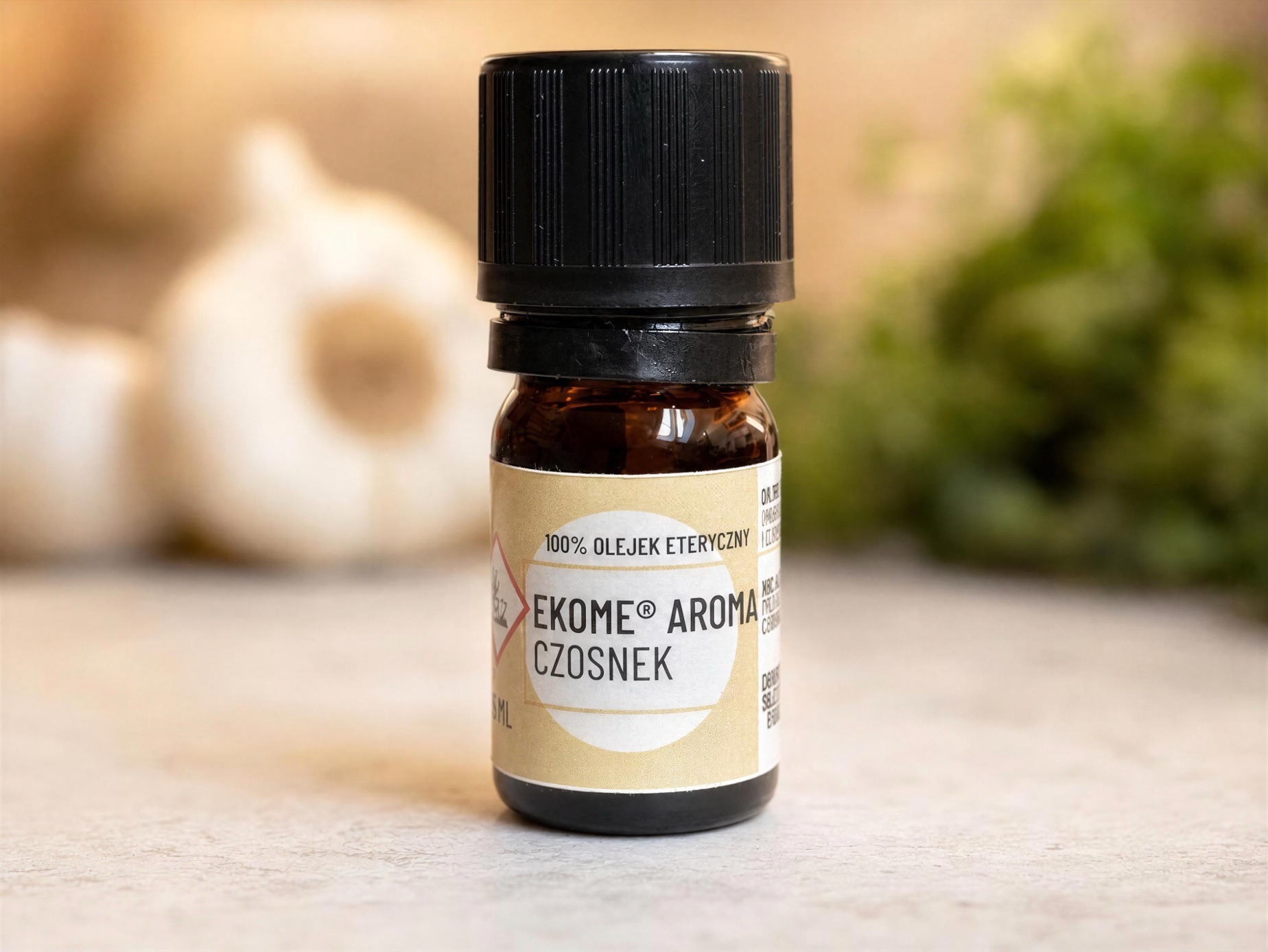 Czosnek olejek eteryczny Ekome® 5 ml - butelka z czosnkiem i zielonym akcentem Czosnek olejek eteryczny Ekome® 5 ml - butelka z czosnkiem i zielonym akcentem
