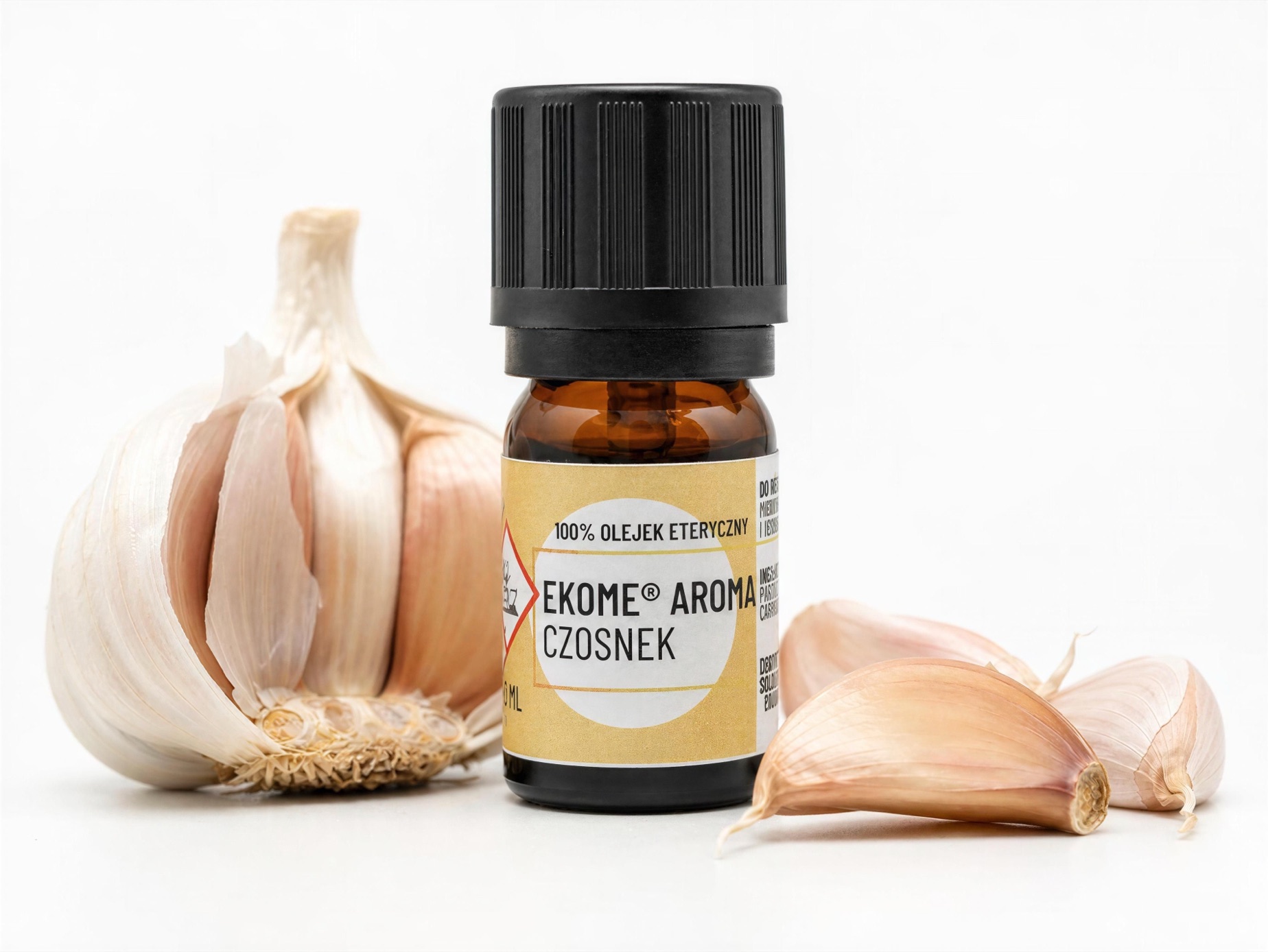 Czosnek olejek eteryczny Ekome® 5 ml - butelka z ząbkami czosnku na jasnym tle Czosnek olejek eteryczny Ekome® 5 ml - butelka z ząbkami czosnku na jasnym tle