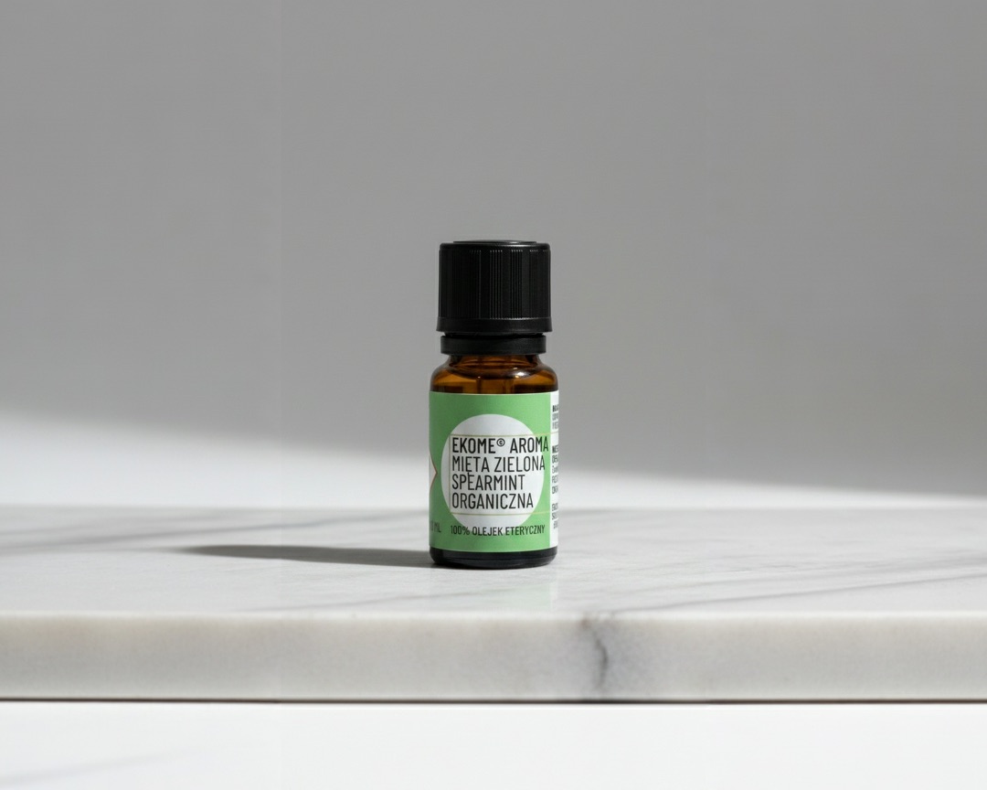 Mięta zielona Spearmint organiczny olejek eteryczny Ekome® - buteleczka na marmurze Buteleczka olejku eterycznego Mięta zielona Spearmint Ekome® na jasnym marmurze