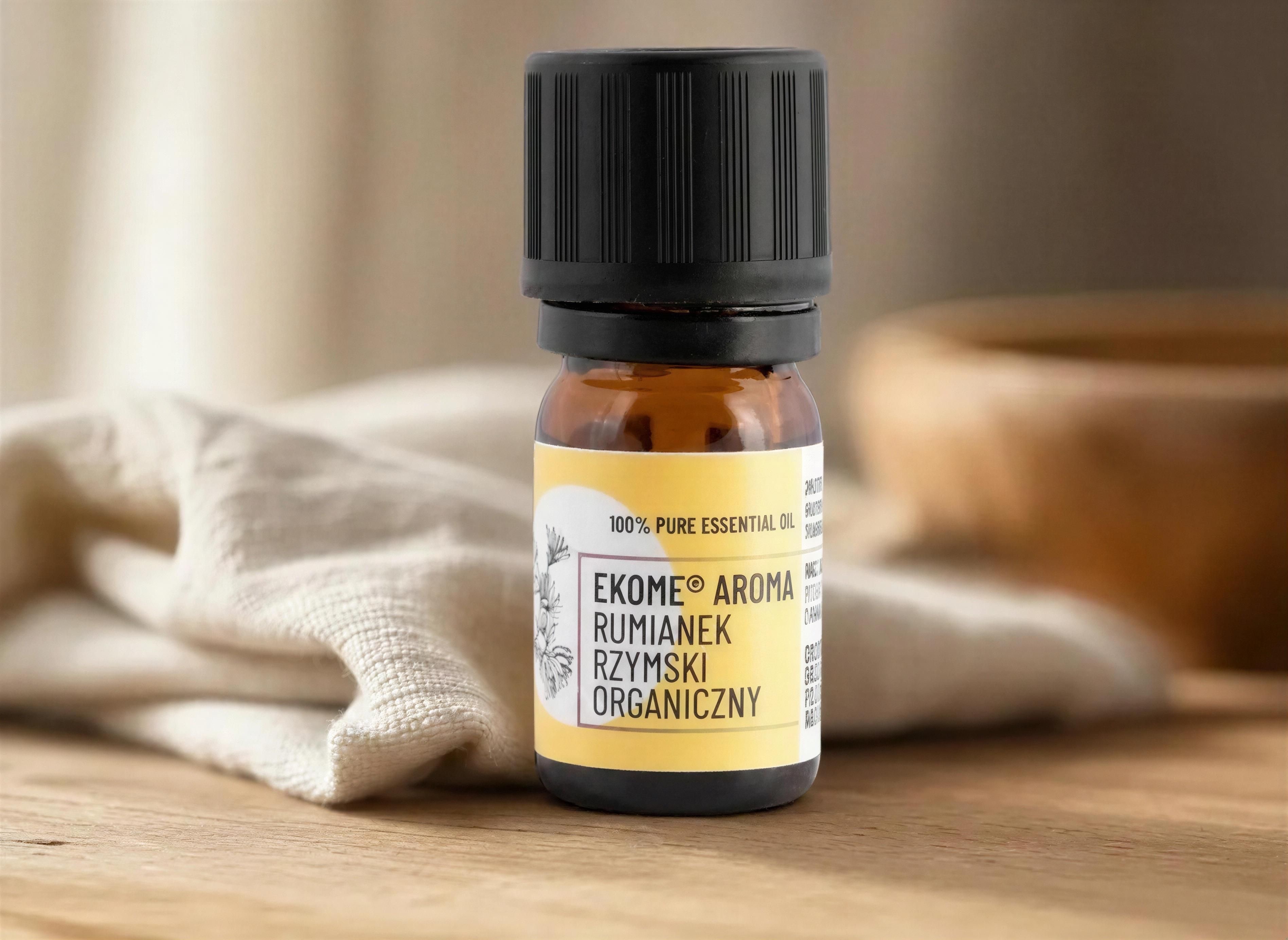 Rumianek rzymski organiczny olejek eteryczny Ekome® 5 ml - buteleczka na tkaninie i drewnianym tle